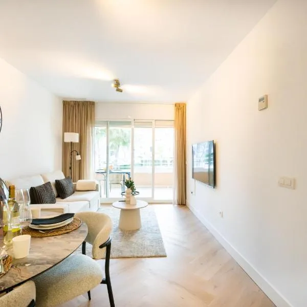 ApoloXIX between beach and harbour, Hotel in Calpe