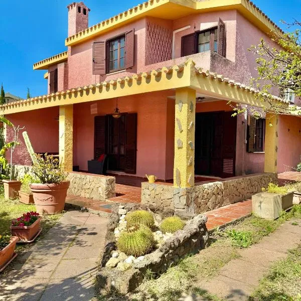 Lovely home 5 min walk to the beach, 3 bedrooms ample outdoor relax and WIFI – hotel w mieście Santa Luria