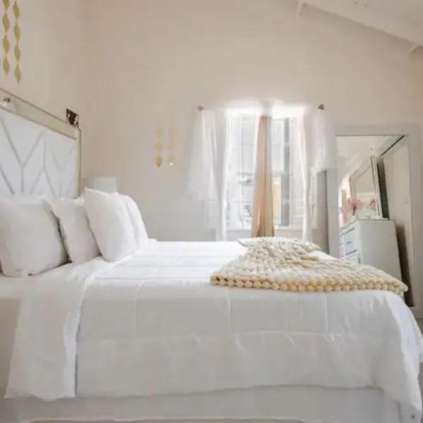 Barefoot Bliss Short Term Rental with pool in Colbeck Manor, hotel in Claremont