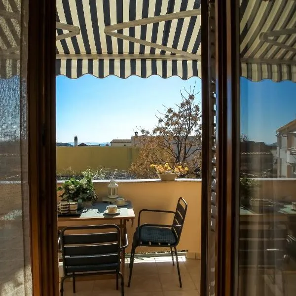 Cozy Retreat with Parking, Balconies & Garden Fireplace, Hotel in Pakoštane