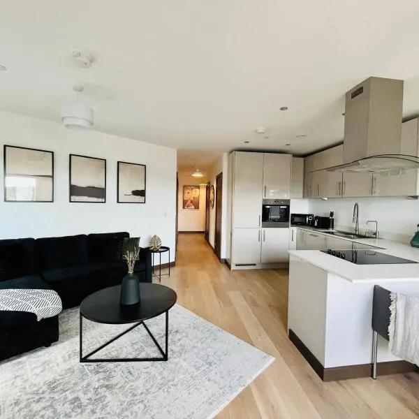 Spacious Maidstone 2Bed 2Bath - Parking & Balcony - Perfect for Family & Contractors, hotelli kohteessa Maidstone