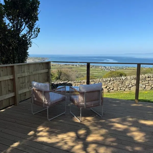 coastal view shepherds hut with hot tub, hotel v destinaci Llanfair