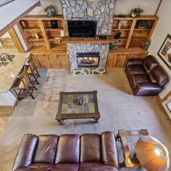 Beautiful Lofted Condo, Centrally Located, hotel i Gatlinburg