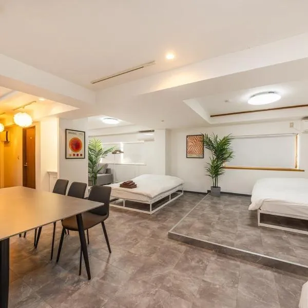 Shinjuku 13 min Up to 8 people 60 sqm Full renovation Roppongi and Tsukiji direct access Family group 7 min to Ochiai Minami Nagasaki Station, hotel em Tóquio
