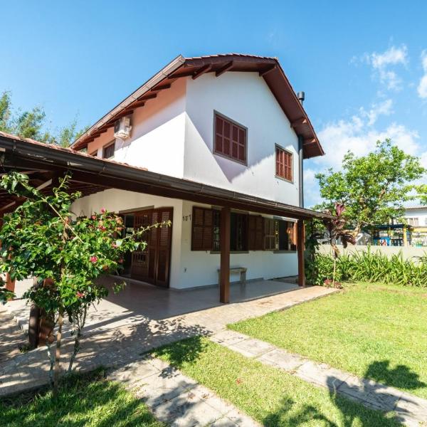 3 quartos, 6 pessoas, 600m da praia, churrasqueira, lareira