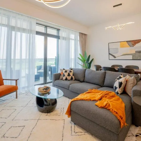 Lux Golf Views 3 BR in Emirates Hills, hotell Dubais