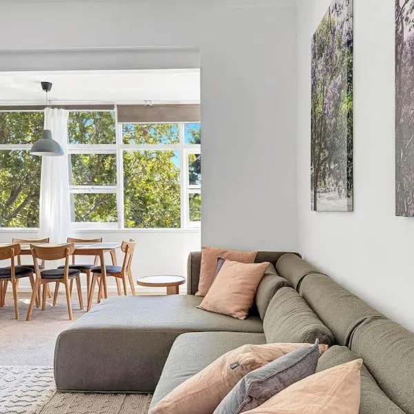Serviced Luxury Condo, Parkside, moments to metro, hotel di Sydney