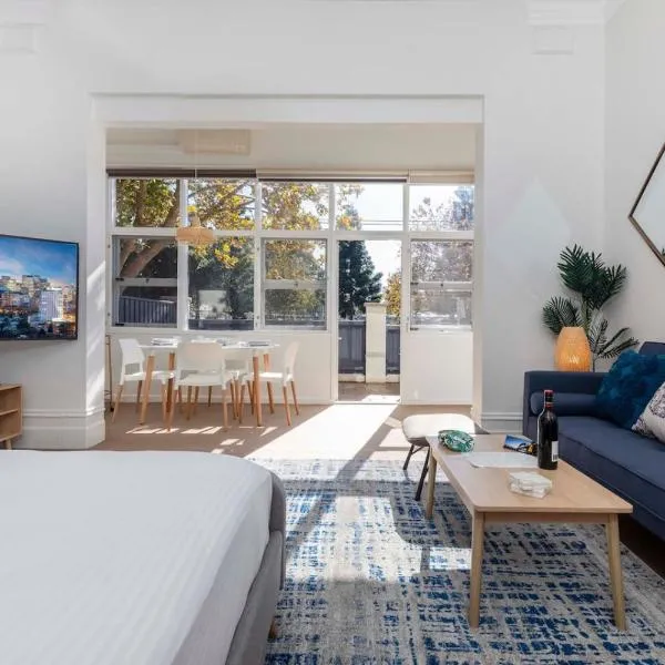 Stunning Huge Studio, Sunny terrace with Parking, hotell i Sydney