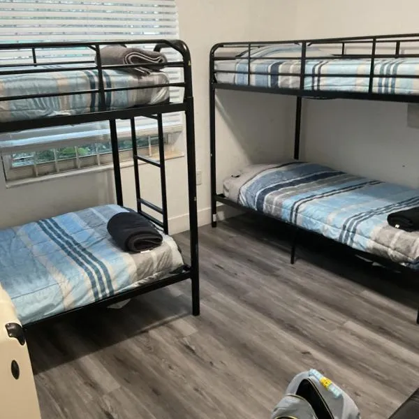Miami Coliving shared House for professionals, hotel in Miami