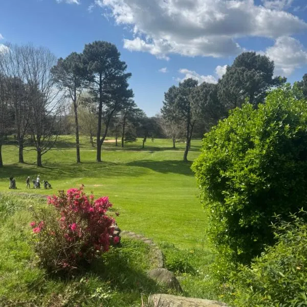 Appartement au cœur du golf, hotel v destinácii Pont-de-Larn