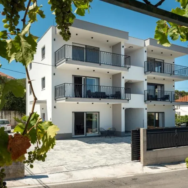 Luxury apartments Nicole 2, hotel en Trogir