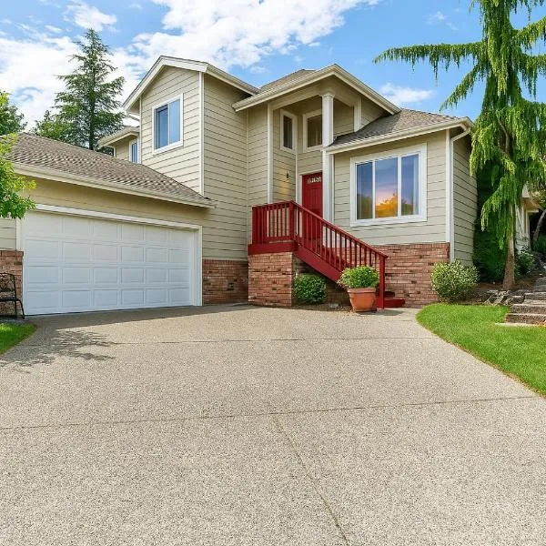 Entire house with Four Bedrooms, Hot Tub, BBQ, Private Backyard, FREE WiFi and Parking, near Seattle, EV, hotel v destinaci Lynnwood