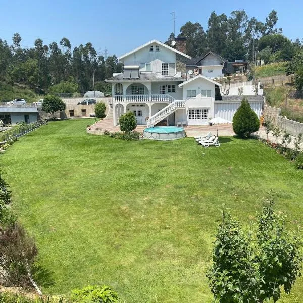 Nature & Family Guesthouse, hotel in Louredo