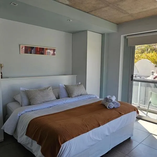 Sierra Suites en el corazón de Salta para 2 by BEDBOOK, hotel i Salta