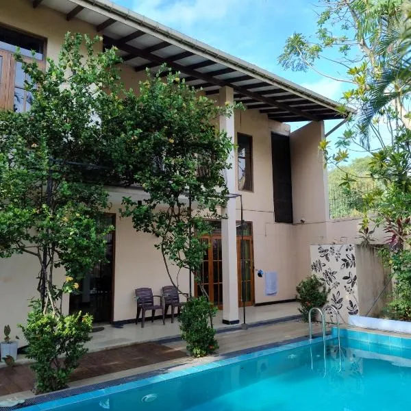 A tropical paradise; stunning house, pool, garden, hotel v destinaci Wattala