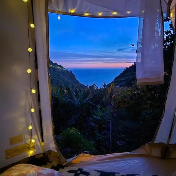 Romantic Glamping Bell tent with private unique bathroom, hotel v destinaci Ponta do Sol
