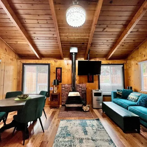 Cozy Big Bear cabin for couples Hot tub,deck,pets,WiFi, hôtel à Big Bear City