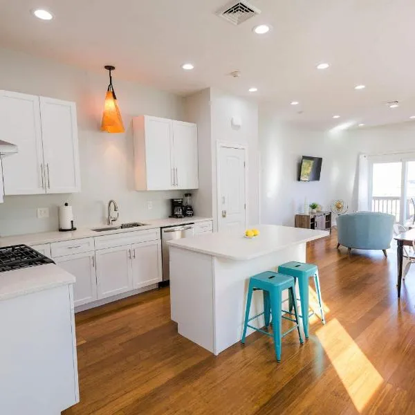 Jennifers Penthouse Panoramic City View Apartment with Deck, hotel v destinaci Providence