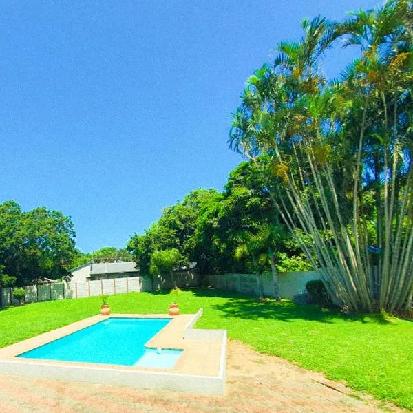 Tranquil Coastal Home with Pool Family-Friendly Stay: Uvongo Beach şehrinde bir otel
