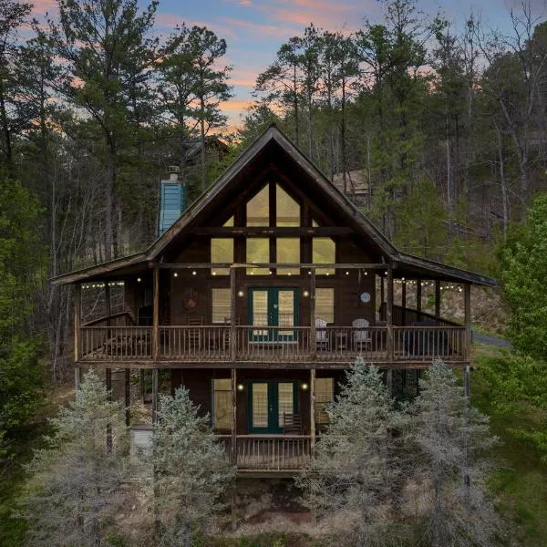 Cozy Cabin with views, hot tub, fishing pond, and game room, hotell i Sevierville