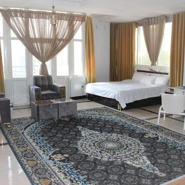 Clock Tower Hotel, hotel v destinaci Shahr-e Now