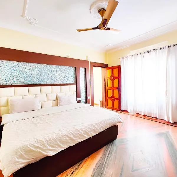 A Premium Hotel Kavyansh Near Bypass Road - Hygiene & Spacious Room - BEST HOTEL IN BHIMTAL, hotel v destinaci Bhimtal
