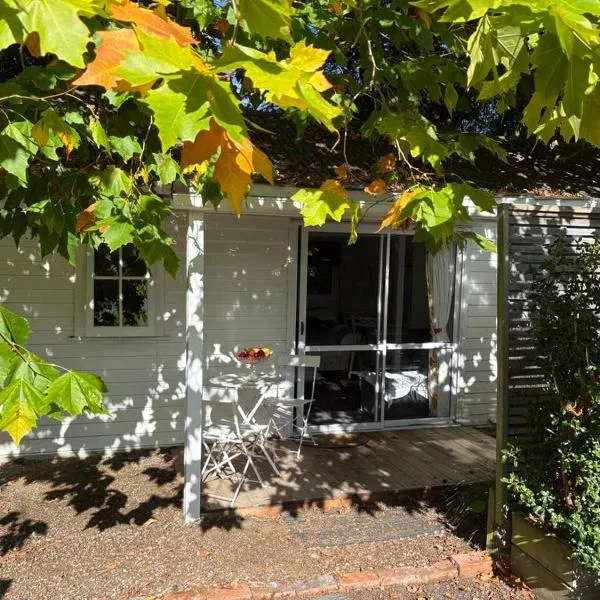 Elmwood Studio 143 Papawai Rd A quiet place just out of town, hotel v destinaci Greytown