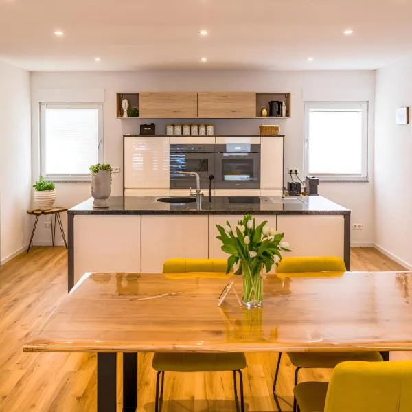 Auszeit - Neue Ferienwohnung am Schwarzwaldrand, hotel en Friesenheim