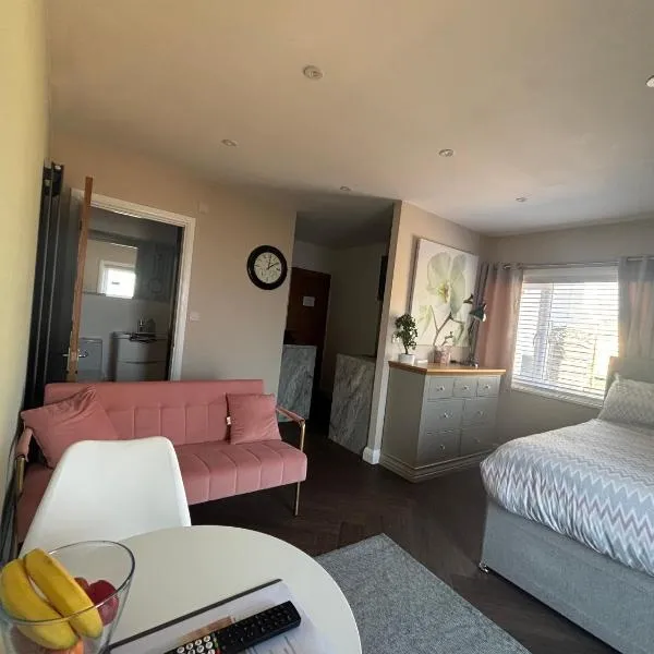 1 double bed studio with private access and parking, hotel v destinaci Plymouth