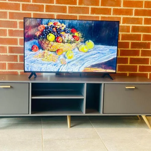 StayEase Modern Stay in Waterfall, hotel em Midrand