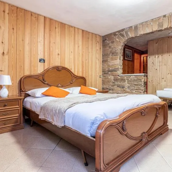 Casa Chechi tra Aprica e Ponte di Legno, hotel in Monno