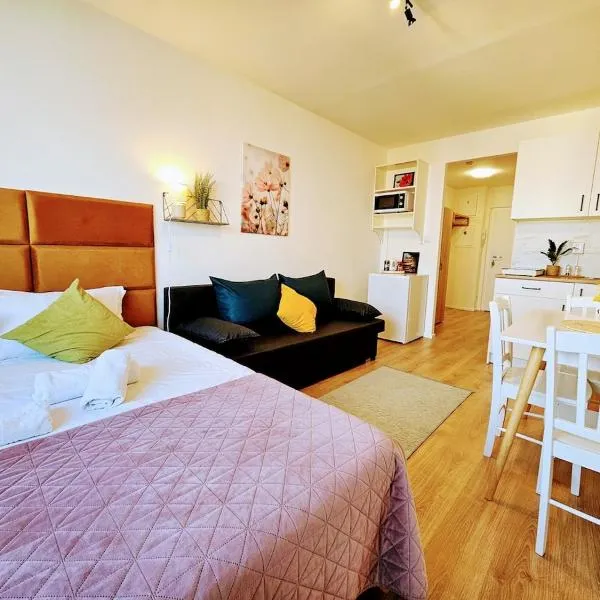 TERRACE-VIEW PRAGUE STUDIOS for Business & Leisure, FREE PARKING, Near Metro, Gym – hotel w Pradze