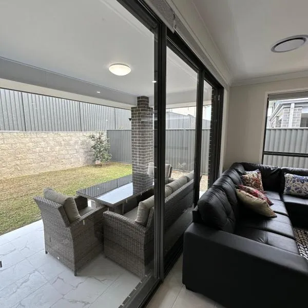 4 Bedrooms Home, hotel in Gledswood Hills
