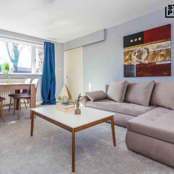 Group-Friendly Stylish Flat with Wifi, sleeps 3、Kentonのホテル