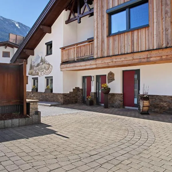 Hof Almfrieden - Dormitz, hótel í Nassereith