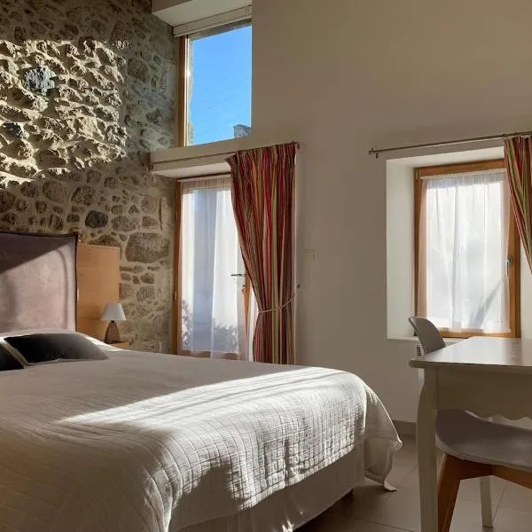 beautiful renovated farmhouse Le Cellier, Hotel in Lancieux
