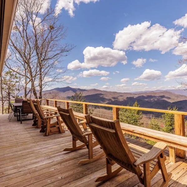 SMOKY MOUNTAIN MAGIC-Spectacular Views, 3 Br, Sleeps 8, Hot Tub, hotel in Bryson City