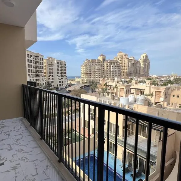 Elegant One-bedroom apartment in Marina Al Hamrah village, hotel v destinaci Ras al Khaimah