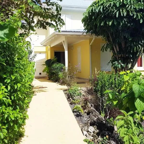 La Parenthèse de L'Autre Bord, donnant sur la plage, hotell sihtkohas Le Moule