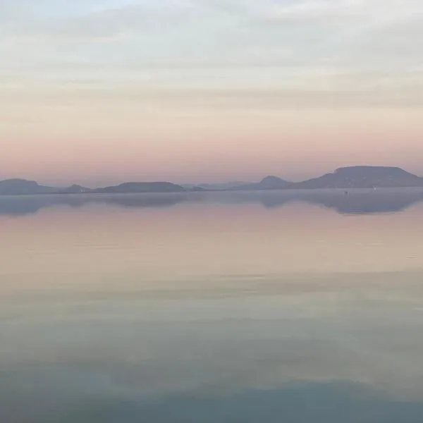 Strandi Apartmanok- Aranyhíd Apartmanok，位于巴拉通马里亚弗都的酒店