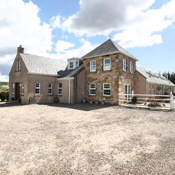 JOIVY Greenknowes Estate with Hot Tub and Bar - Farmhouse and Lodge – hotel w mieście Kelty