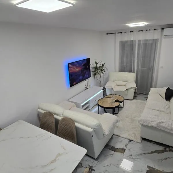 Apartmani Komatina Ðenovići 1, hotel v destinaci Đenovići