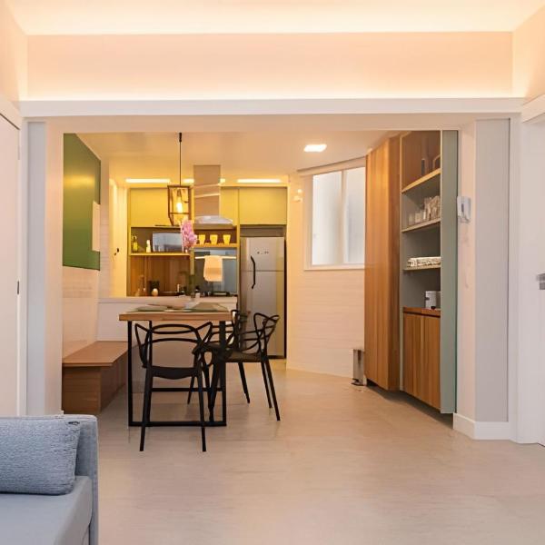 Apartamento 2 quartos reformado na quadra da praia