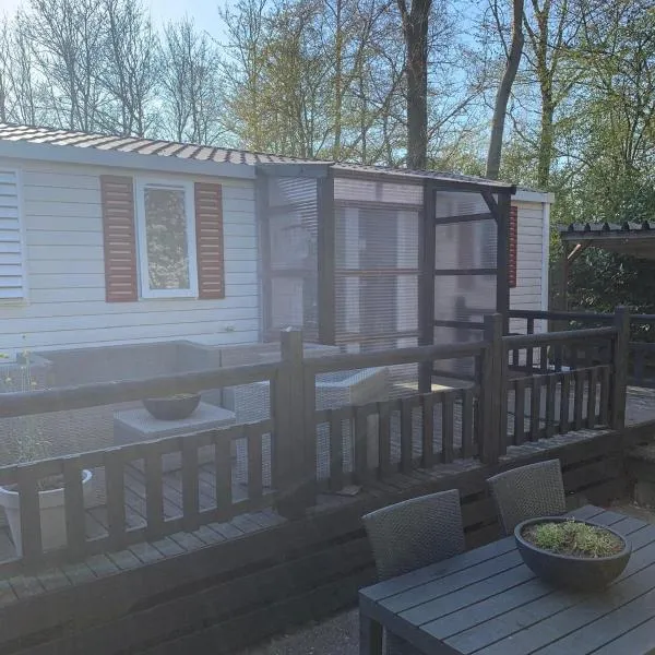 6-persoonschalet op 5-sterrenvakantiepark, hotel in Suameer