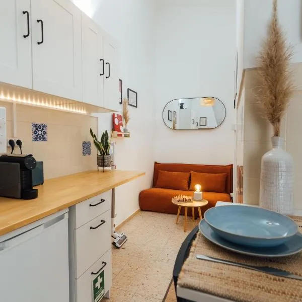 Cozy Old Town Apartment with Sunny Terrace، فندق في فيلا دو بيسبو