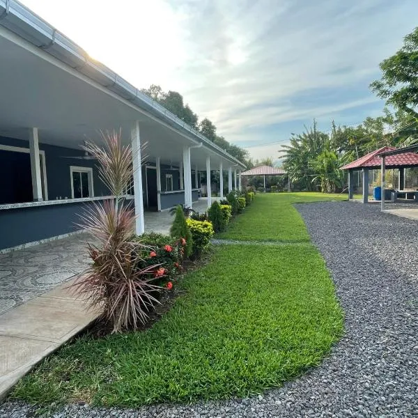 Surf Lodge Punta Mango, hotel in Jucuarán