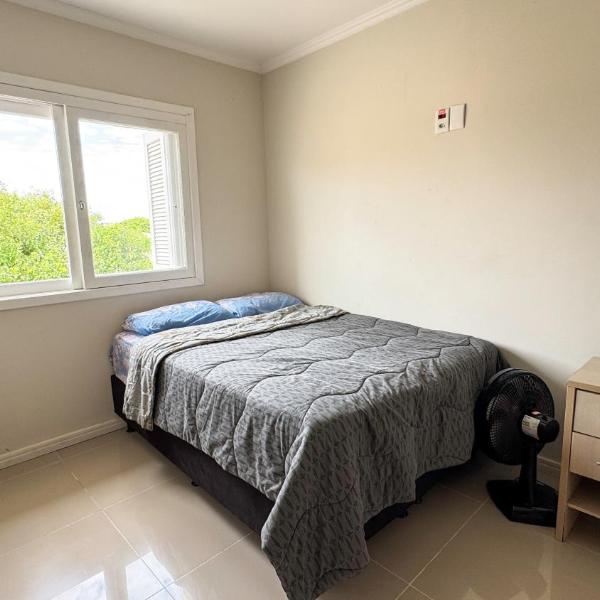 Casa 3 min da praia 2 suítes churrasqueira garagem - Foto 2