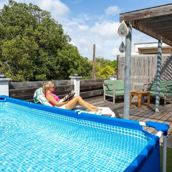 Luxe centraal gelegen appartment met privé zwembad, hotel v destinaci Willemstad