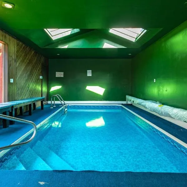 Heated Indoor Private Pool Stream Front Game Room, hotell sihtkohas Cresco