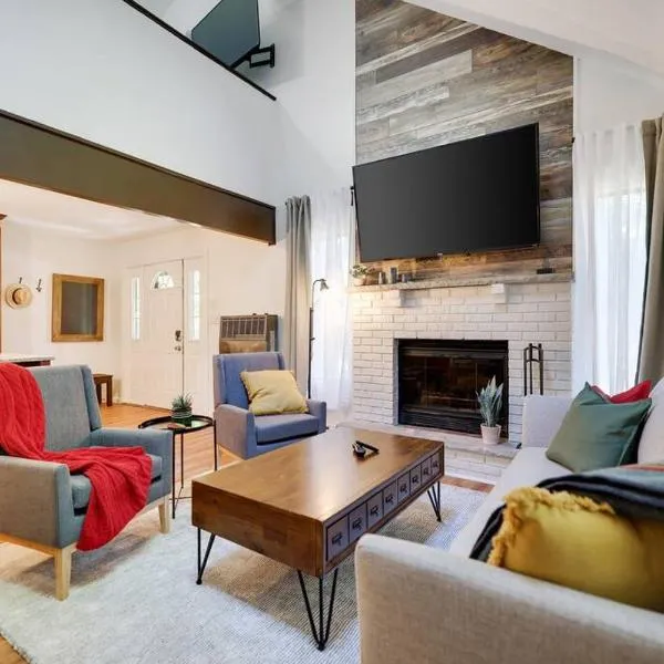 Cozy 3 BR Game Area Fire Pit, hotelli kohteessa East Stroudsburg